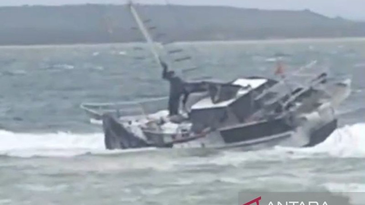 Sebuah yacht Australia mengalami mati mesin dan terdampar di perairan Pulau Giliyang, Sumenep, Jawa Timur; dua awak kapal berhasil dievakuasi, sementara kapal masih menunggu evakuasi lebih lanjut.