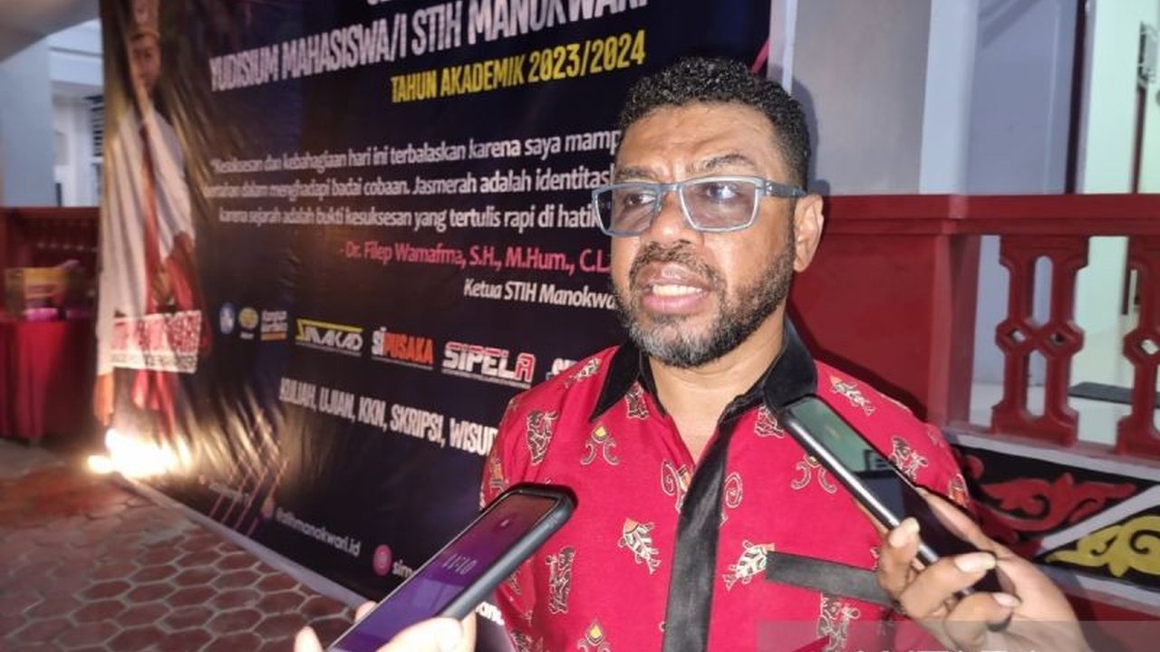 Senator Filep Wamafma mengusulkan agar pemerintah membuka dialog dengan KKB Papua sebelum memberikan amnesti dan abolisi, demi menciptakan perdamaian dan mencegah apatisme masyarakat Papua terhadap negara.