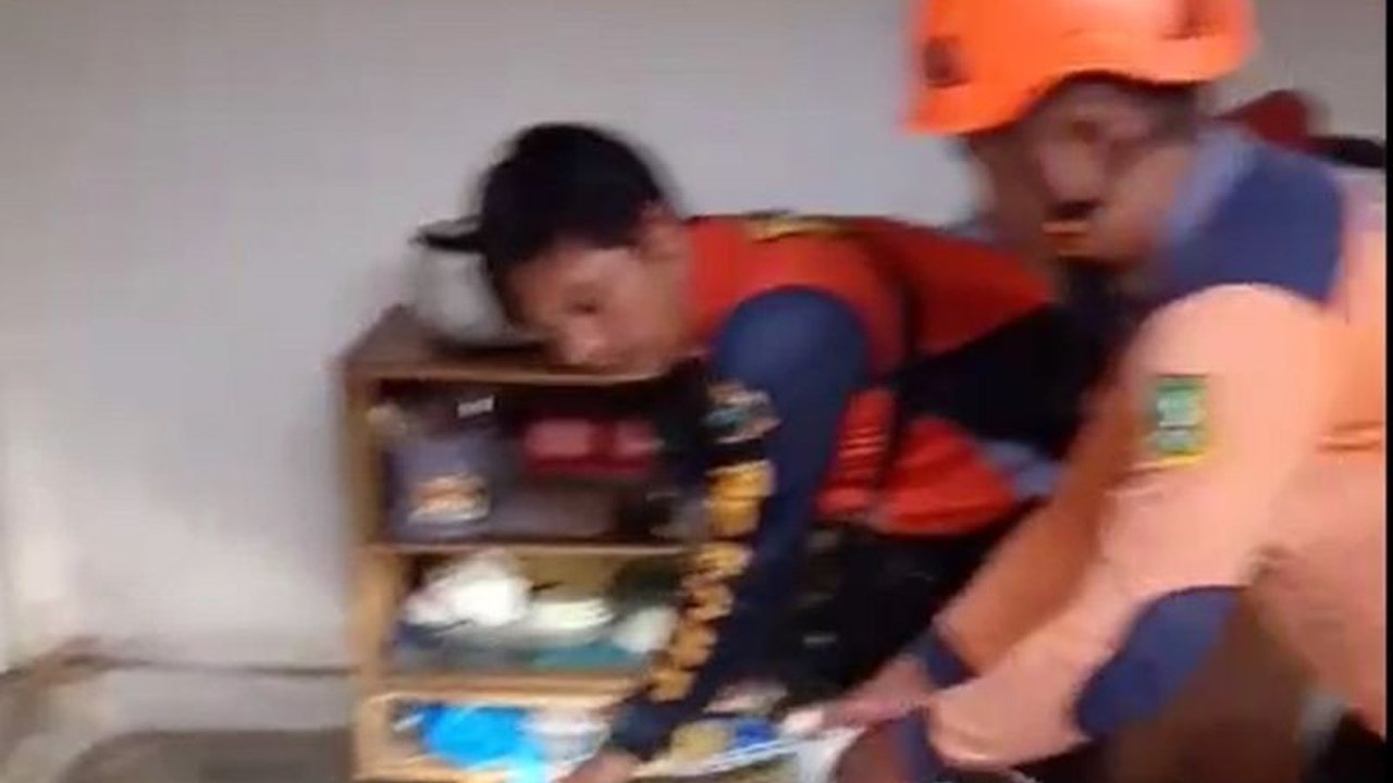 Tim BPBD Kota Sukabumi berhasil mengevakuasi ular piton sepanjang tiga meter yang masuk ke rumah warga di Kampung Cileles, Sukabumi, Jawa Barat, pada Kamis, 30 Januari 2020, setelah mendapat laporan dari warga.