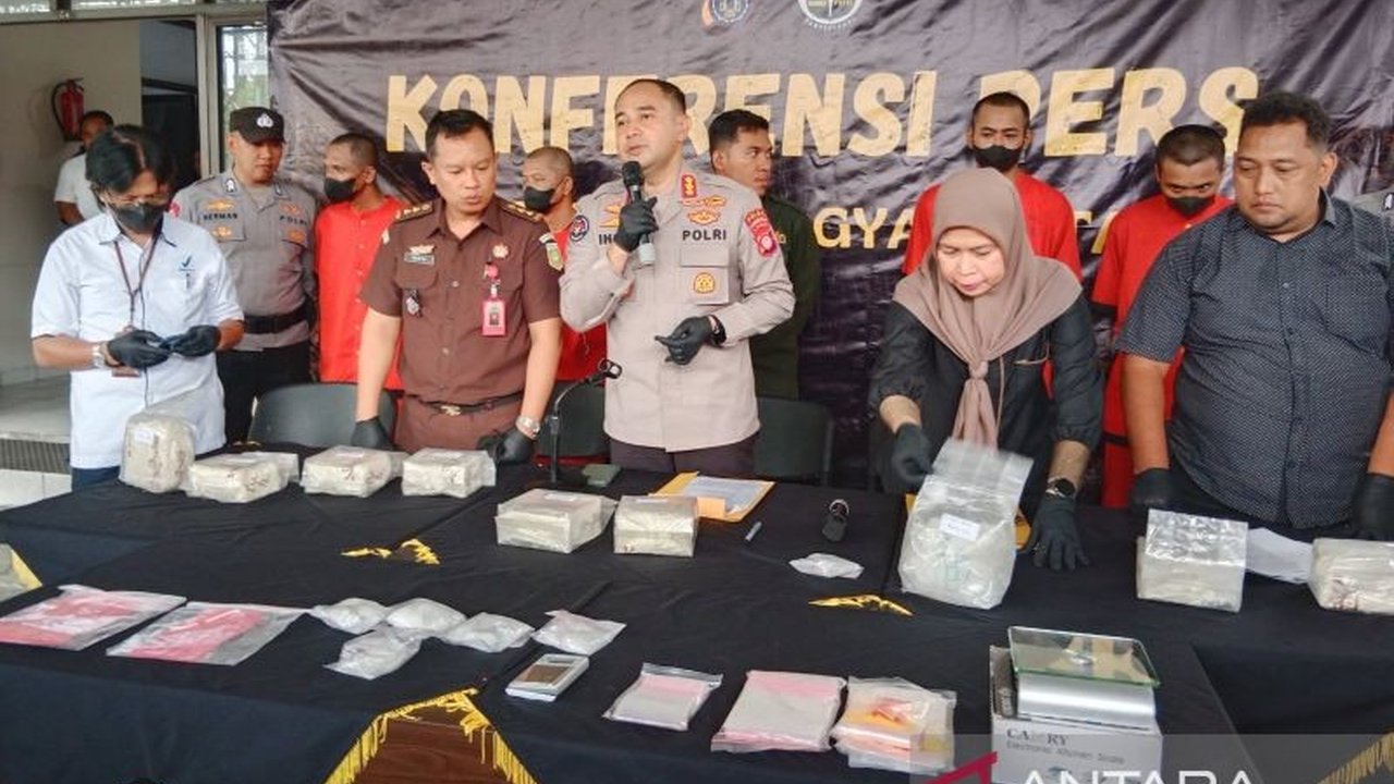Polda DIY berhasil mengungkap jaringan pengedar sabu seberat 10 kg lebih yang melibatkan empat tersangka dari Sidoarjo, Jawa Timur, dengan barang bukti disita dan tersangka dijerat pasal berlapis UU Narkotika.