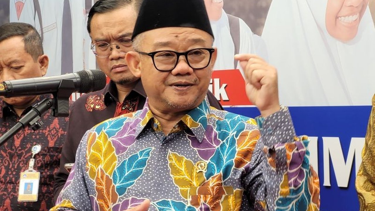 Mendikdasmen mengungkap empat jalur penerimaan siswa baru dalam Sistem Penerimaan Murid Baru (SPMB) 2025: jalur domisili, prestasi, afirmasi, dan mutasi, menggantikan PPDB dan memberikan akses pendidikan yang lebih merata.