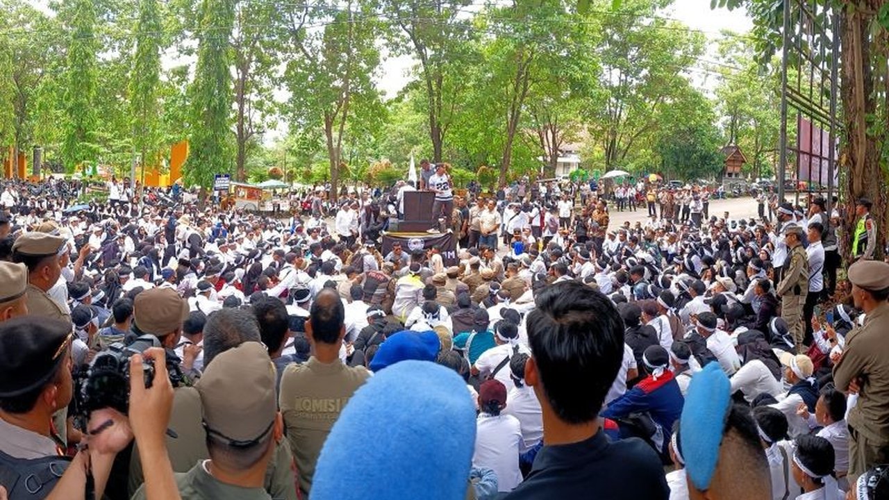 Ribuan guru honorer di Sukabumi menggelar aksi damai di DPRD Kabupaten Sukabumi pada Kamis, 30 Januari 2024, menuntut kepastian status dan formasi PPPK, serta menolak sistem kontrak kerja paruh waktu.