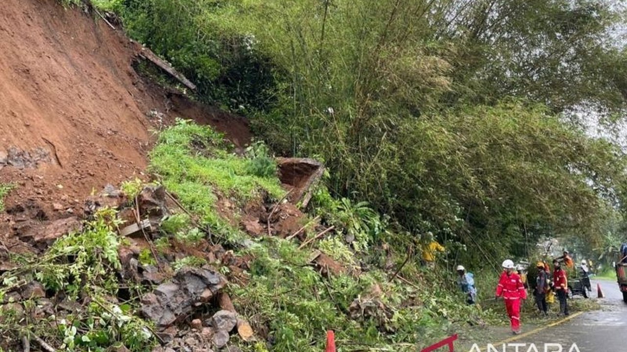 BPBD Cianjur mengerahkan alat berat untuk menangani longsor di jalur Puncak, Desa Ciloto, yang sempat menyebabkan kemacetan lalu lintas pada Kamis, 30 Januari 2024, tanpa korban jiwa.
