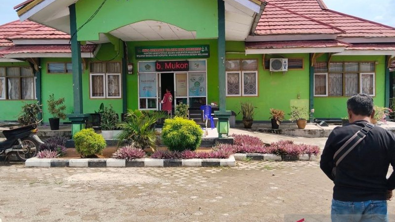 Pemerintah Kabupaten Mukomuko, Bengkulu, telah menyalurkan seragam sekolah gratis kepada 1.908 siswa madrasah MI dan MTs, meskipun jumlahnya lebih sedikit dari usulan awal, sebagai bagian dari program tahun 2024.