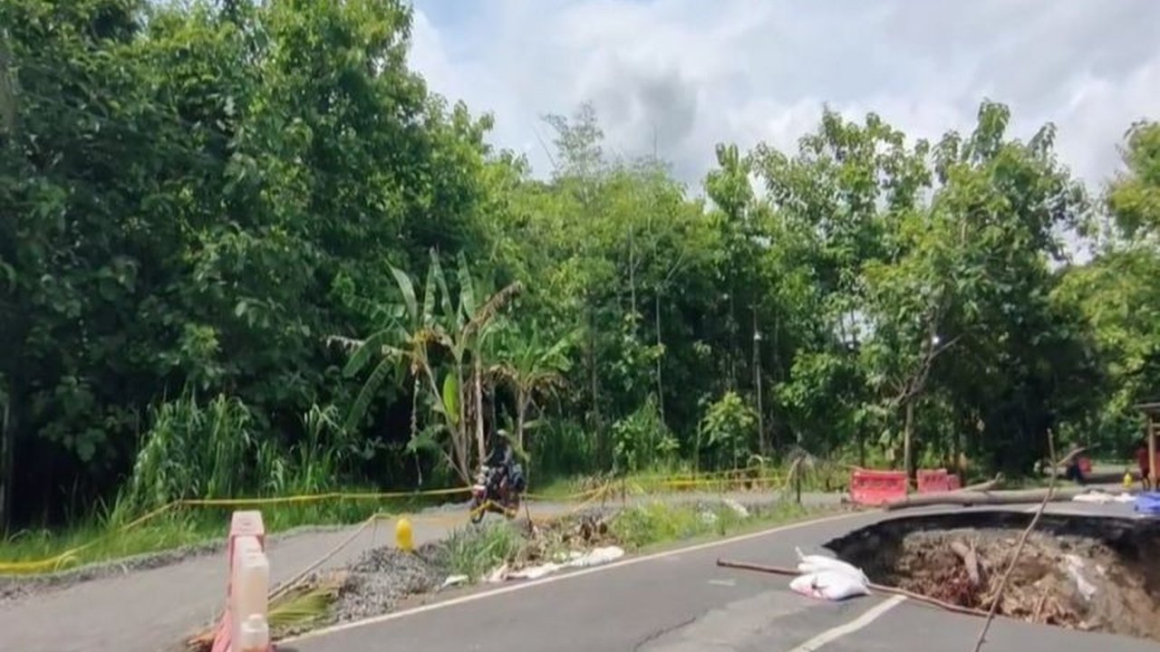 Pemerintah Kabupaten Kulon Progo menargetkan perbaikan jalan provinsi Sentolo-Nanggulan yang longsor di Padukuhan Setan, Kalurahan Wijimulyo, akan dimulai pada Februari 2025, setelah proses pengadaan penyedia jasa selesai.