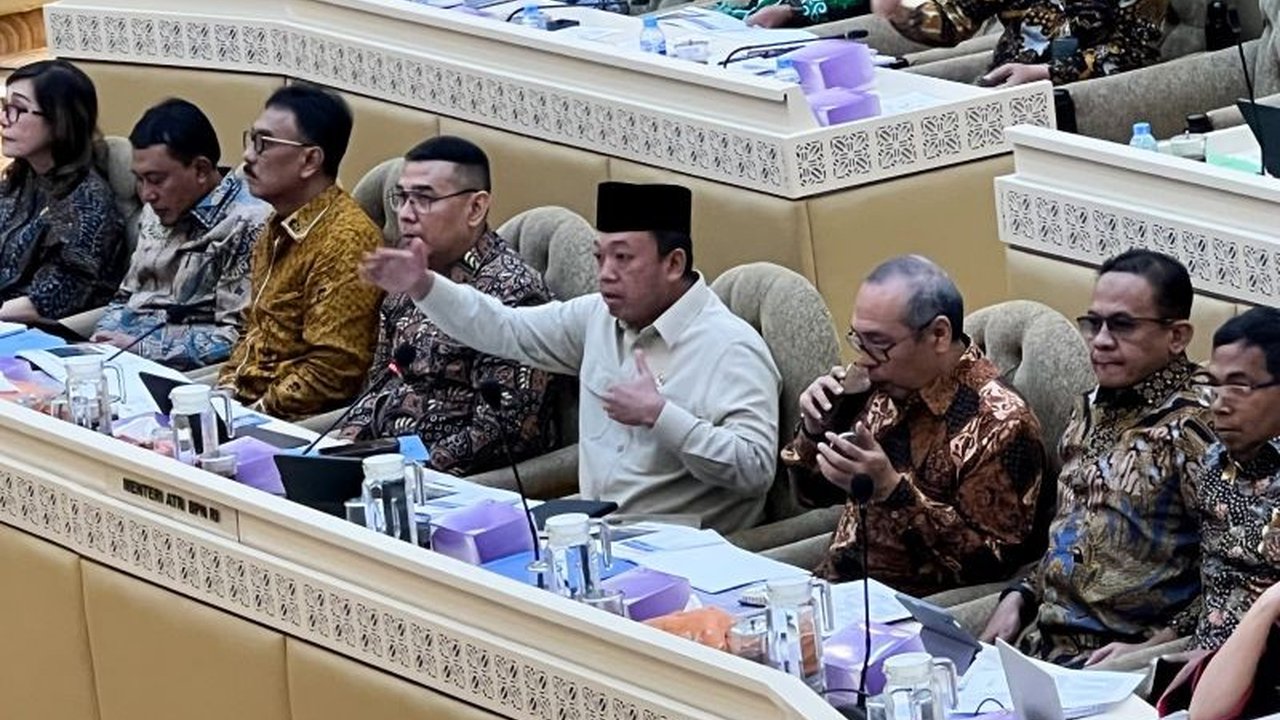 Menteri ATR/BPN memberikan sanksi berat kepada delapan pegawai Kantah Tangerang karena penerbitan sertifikat pagar laut yang bermasalah, termasuk pembatalan 50 sertifikat dan penyelidikan lebih lanjut terhadap 263 bidang lainnya.