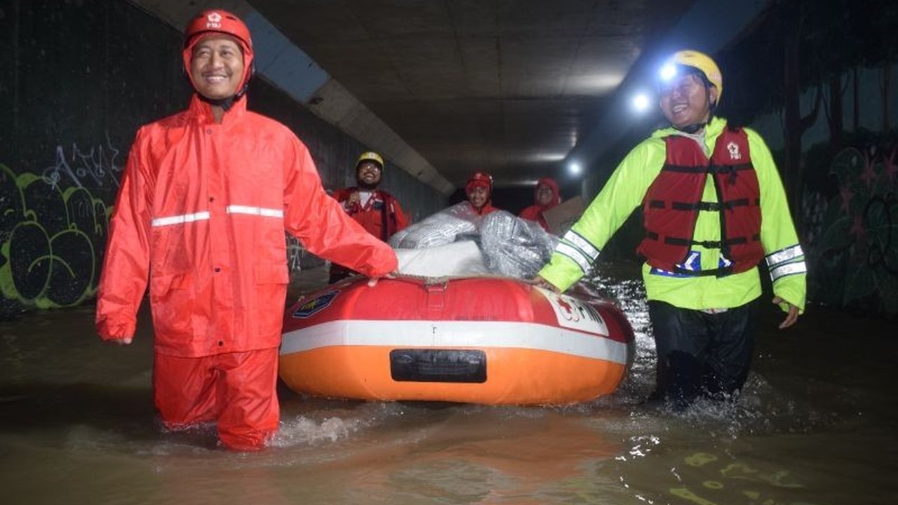 Dinas Kesehatan Kota Tangerang melakukan kunjungan rumah ke warga terdampak banjir untuk pengecekan kesehatan dan menyediakan posko kesehatan di 11 titik, menangani keluhan ringan seperti gatal dan flu, serta menyalurkan bantuan.