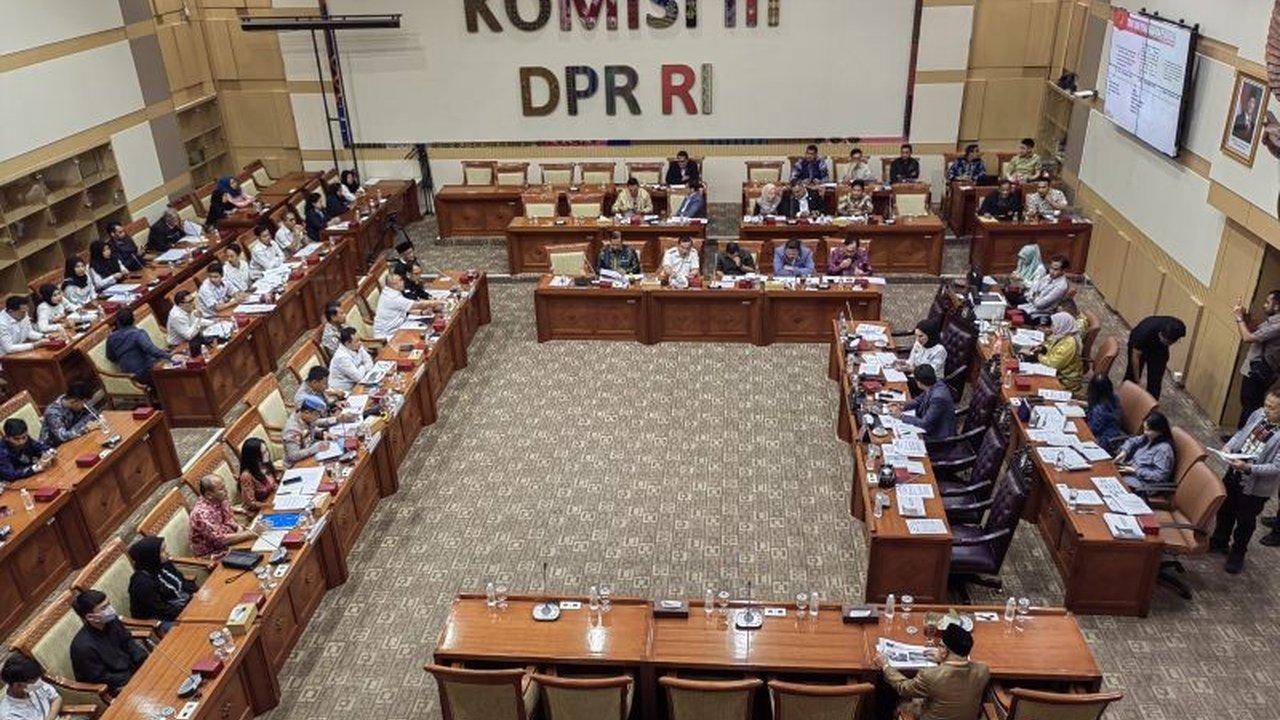 Komisi III DPR mendorong penggunaan CCTV di kepolisian untuk meningkatkan transparansi dan akuntabilitas penegakan hukum, terutama setelah kasus dugaan salah tangkap empat anak di Tasikmalaya.