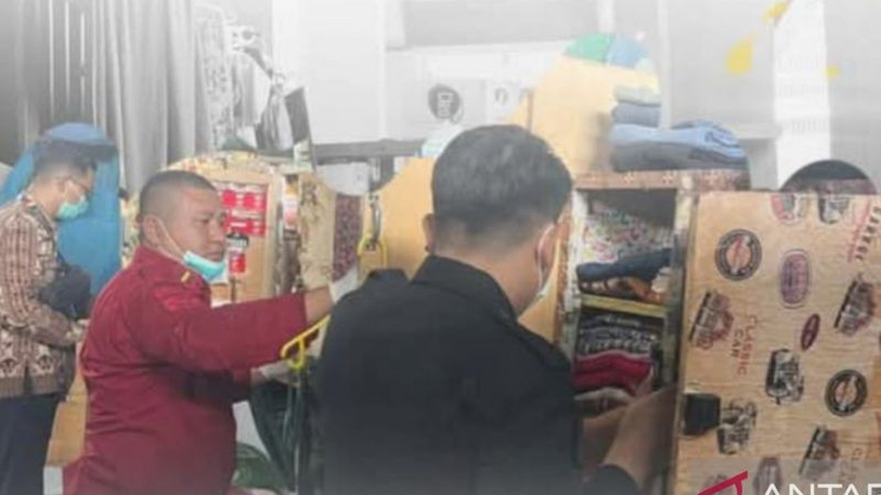 Lapas Kelas IIA Baubau, Sulawesi Tenggara, melakukan razia gabungan dengan aparat penegak hukum untuk mencegah peredaran barang terlarang dan menjaga keamanan di dalam lapas.