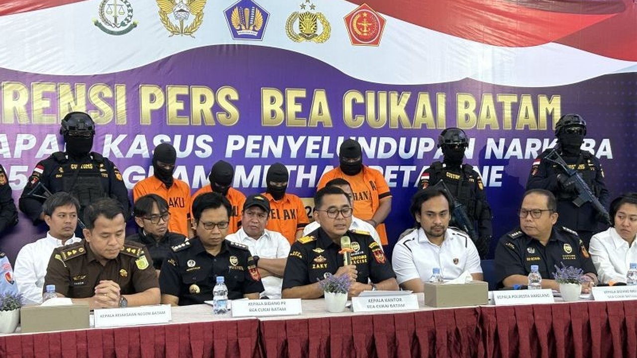 Bea Cukai Batam berhasil menggagalkan penyelundupan 10,9 kg sabu di Bandara Hang Nadim Batam, yang melibatkan dua kasus terpisah dengan total 11 tersangka dan 2 DPO.