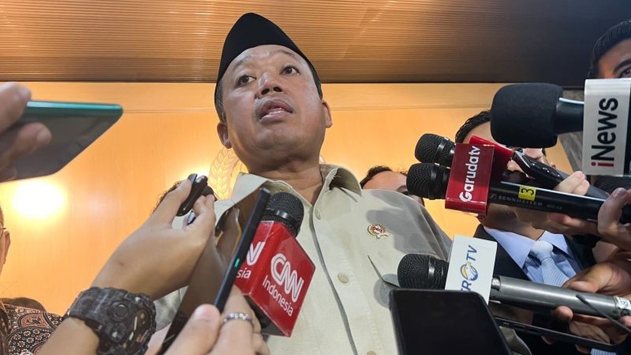 Menteri ATR/BPN merekomendasikan pencabutan lisensi KJSB dan memberikan sanksi berat kepada delapan pegawai Kantah Tangerang terkait penerbitan sertifikat tanah di area pagar laut sepanjang 30,16 kilometer.