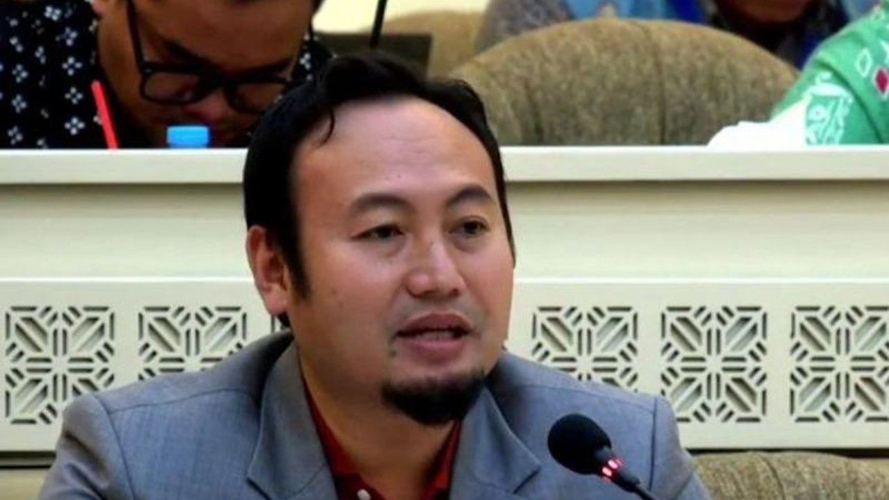 Anggota Komisi II DPR mendorong pendekatan khusus dalam program PTSL di Sumatera Barat untuk mengatasi tantangan sertifikasi tanah ulayat, melibatkan ninik mamak dan kearifan lokal setempat guna percepatan program dan pemerataan kepemilikan lahan.