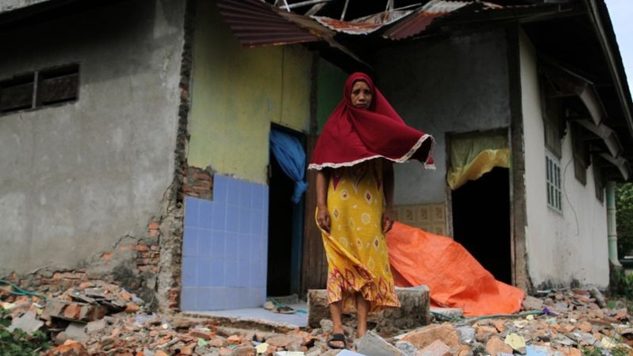 Gempa bumi yang terus mengguncang Kolaka Timur, Sulawesi Tenggara, telah menyebabkan kerusakan pada 61 bangunan, termasuk rumah warga, fasilitas umum, dan tempat ibadah, sehingga pemerintah setempat menetapkan status siaga bencana.