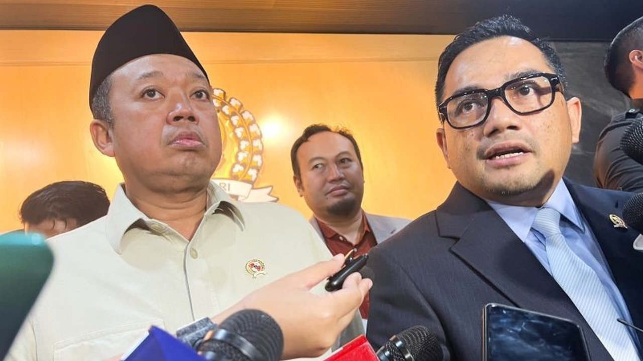 Menteri ATR mengungkapkan dua perusahaan, PT CL dan PT MAN, memegang SHGB lahan di perairan Bekasi, yang kini tengah diselidiki dan proses pembatalannya menemui kendala hukum.