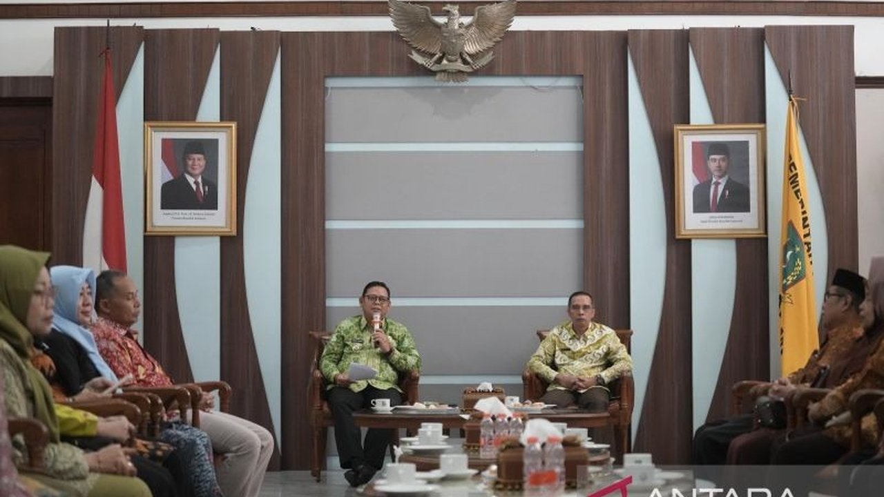 Pemerintah Kota Sukabumi menghadapi tantangan kekurangan SDM akibat pensiun massal 135 ASN di tahun 2025, terutama tenaga pendidik dan kesehatan, namun berkomitmen untuk tetap memberikan pelayanan maksimal kepada masyarakat.