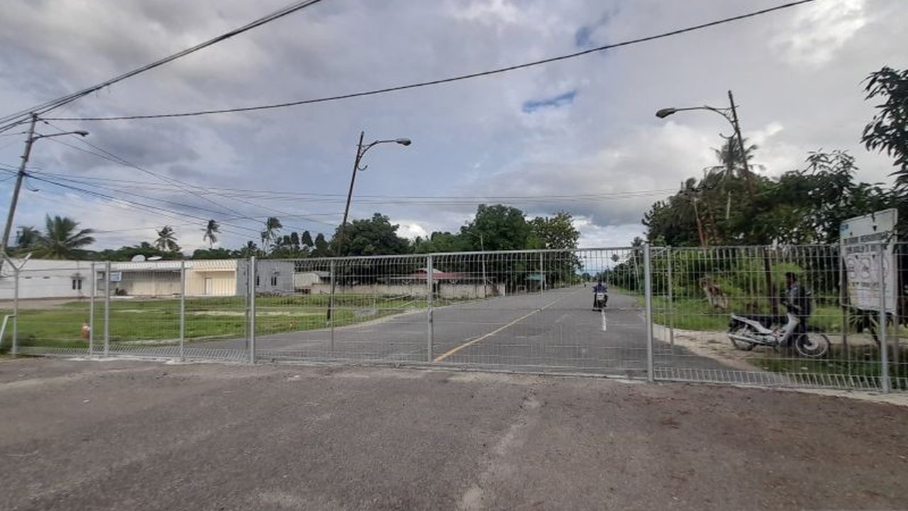 Bandara Djalaluddin Gorontalo mulai menerapkan sistem akses keluar-masuk hanya melalui satu pintu untuk meningkatkan keamanan, ketertiban, dan kelancaran lalu lintas di area bandara.