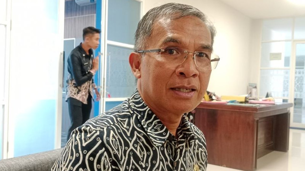 Pembayaran Tunjangan Hari Raya (THR) dan gaji ke-13 guru Pendidikan Agama Islam (PAI) Lombok Tengah tahun 2024 tertunda karena menunggu aturan dari pemerintah pusat terkait pengalihan status kepegawaian mereka.