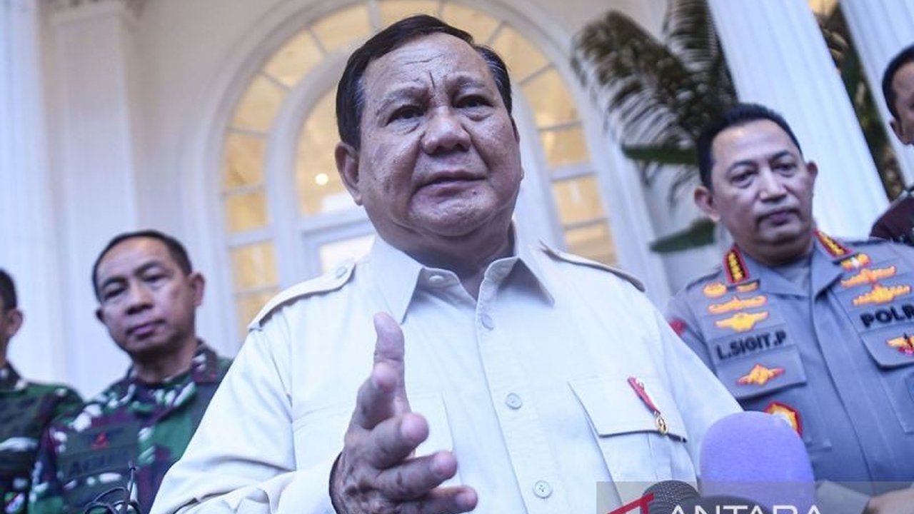 Riau siap menjadi tuan rumah Hari Pers Nasional 2025, sementara Presiden Prabowo Subianto menekankan pentingnya kekuatan militer dan kepolisian dalam menjaga kedaulatan negara, di tengah berbagai perkembangan politik lainnya.
