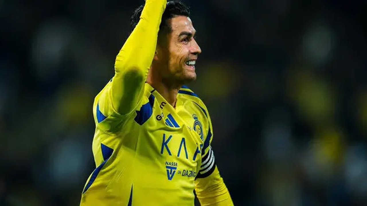 Cristiano Ronaldo, selebrasi setelah mencetak gol buat Al Nassr melawan Al Raed di King Abdullah Sport City Stadium, Jumat dini hari WIB. Al Nassr menang 2-1. (31-1-2025). (Bola.com/X Al N