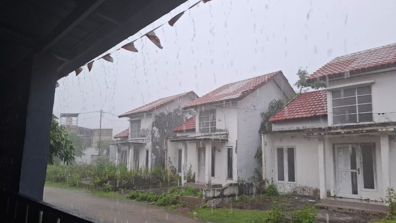 Hujan lebat disertai angin kencang melanda Kota Kupang dan beberapa wilayah NTT sejak Jumat pagi, menyebabkan genangan air di sejumlah ruas jalan dan peringatan dini cuaca ekstrem kembali dikeluarkan BMKG.