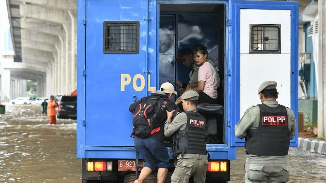 Banjir masih merendam 10 RT di Jakarta Barat Jumat pagi setelah hujan ekstrem, namun jalan utama sudah surut; ratusan warga mengungsi.