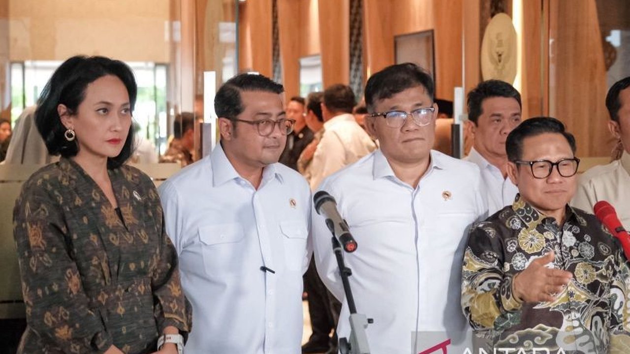 Menteri Ekonomi Kreatif dan Menko PM membahas pemanfaatan Data Tunggal Sosial Ekonomi Nasional (DTSEN) untuk mengatasi kemiskinan ekstrem di Indonesia, dengan fokus pada peningkatan kesejahteraan warga melalui berbagai program pemberdayaan.