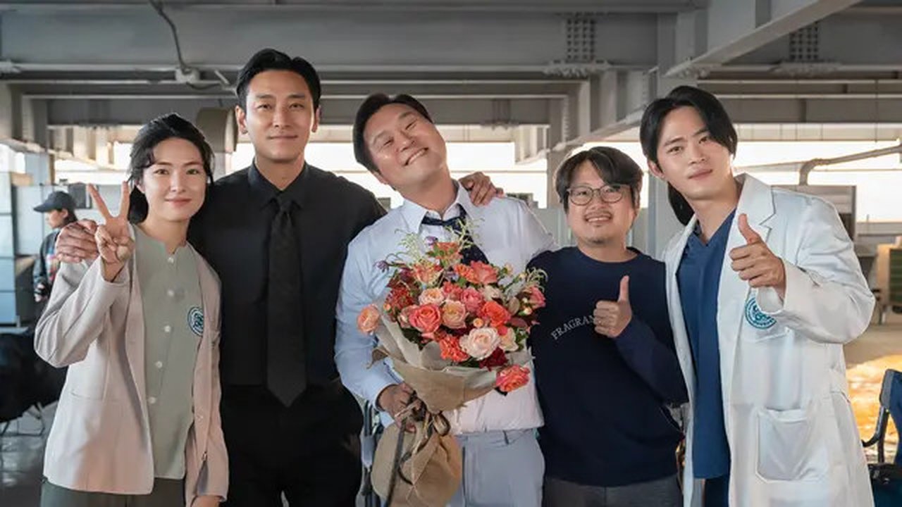 Para pemain The Trauma Code: Heroes on Call: Ha Young , Ju Ji-hoon. Yoon Kyung Ho, sutradara Lee Do Yun, Jeong Jae kwang. (Han Se-jun/Netflix  2025)