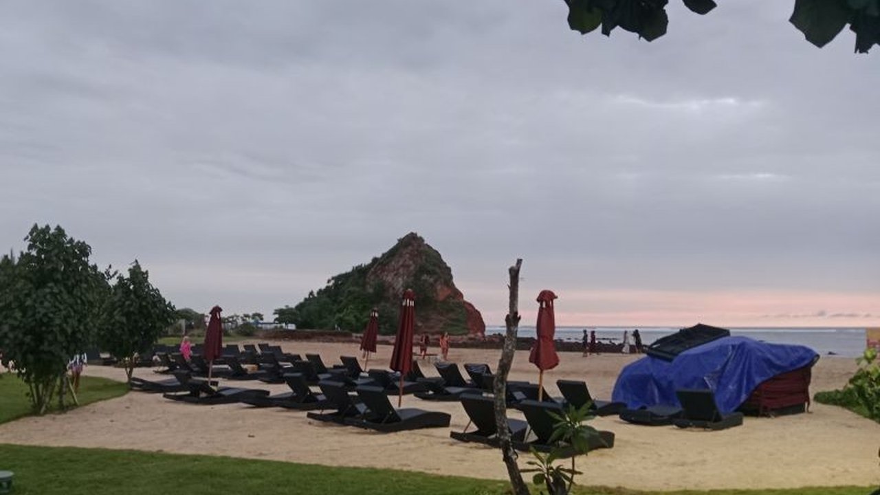 Pemerintah Kabupaten Lombok Tengah menetapkan tradisi Bau Nyale sebagai event utama pariwisata NTB di tahun 2025, dengan harapan dapat mendongkrak perekonomian lokal dan menarik kunjungan wisatawan.