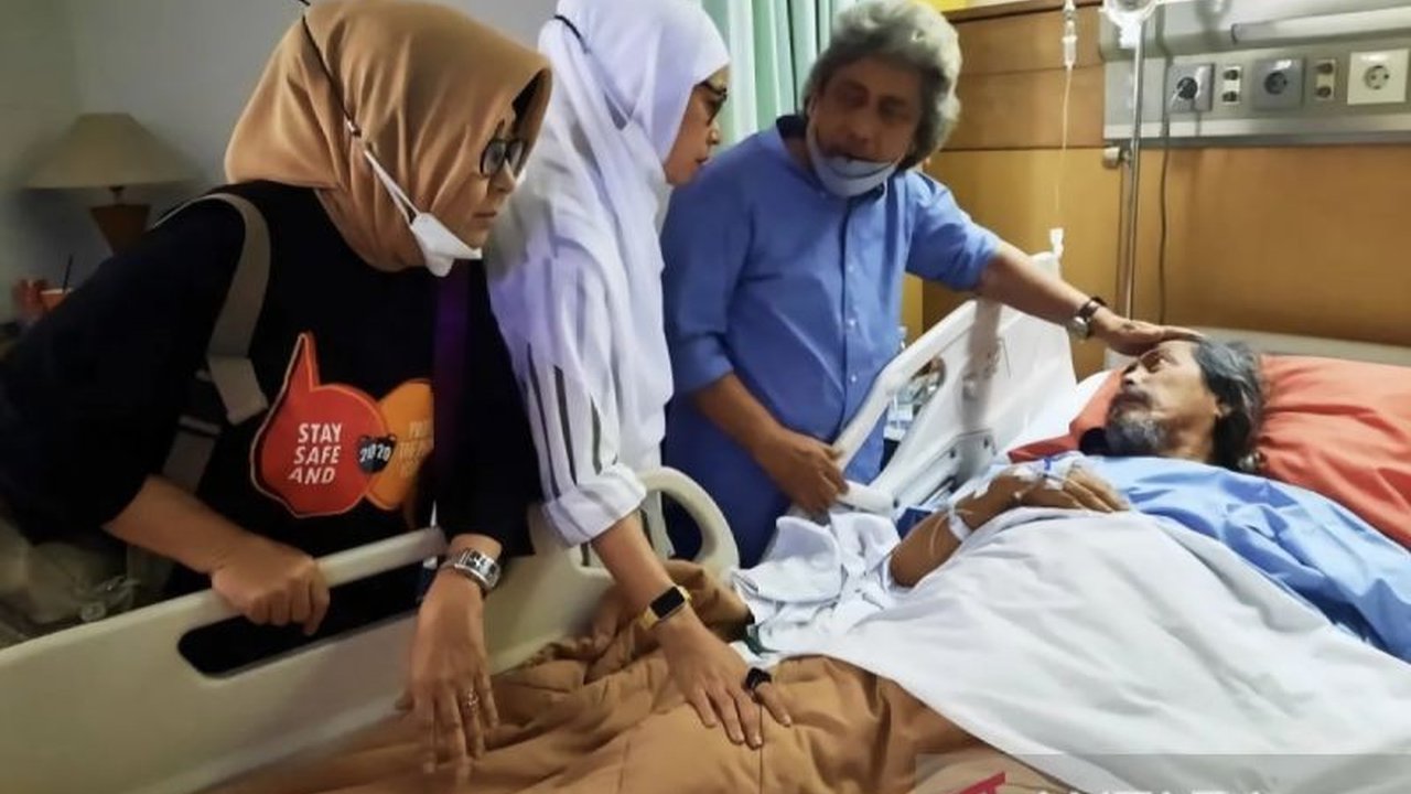 Kabar meninggalnya Acil Bimbo yang tersebar luas di WhatsApp ternyata hoaks; pihak keluarga memastikan Acil Bimbo dalam keadaan sehat.