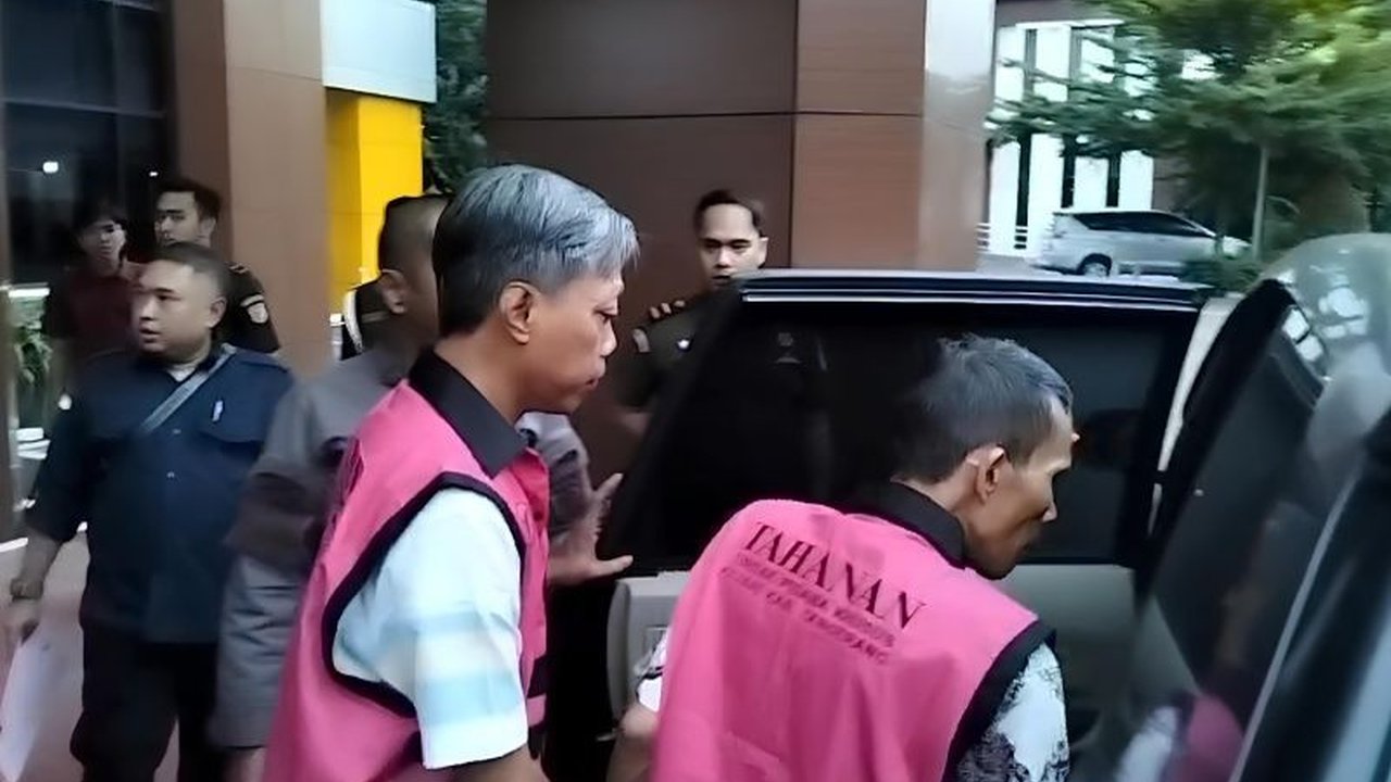 Dua Aparatur Sipil Negara (ASN) Pemkab Tangerang, AH dan M, ditetapkan sebagai tersangka korupsi retribusi pelelangan ikan senilai Rp527 juta dan ditahan di Rutan Jambe.