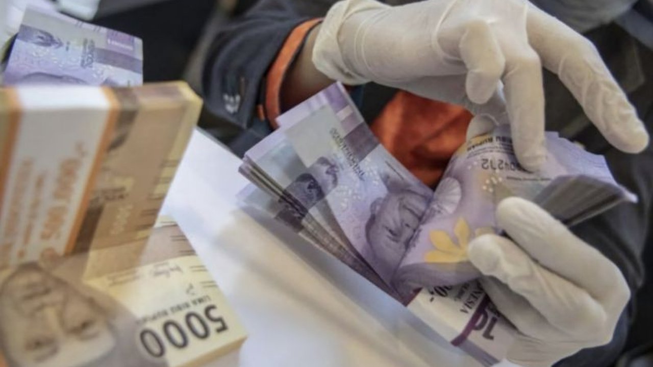 Kurs rupiah terhadap dolar AS pada Jumat pagi mengalami pelemahan sebesar 40 poin, mencapai Rp16.297 per dolar AS, turun dari posisi sebelumnya Rp16.257 per dolar AS.