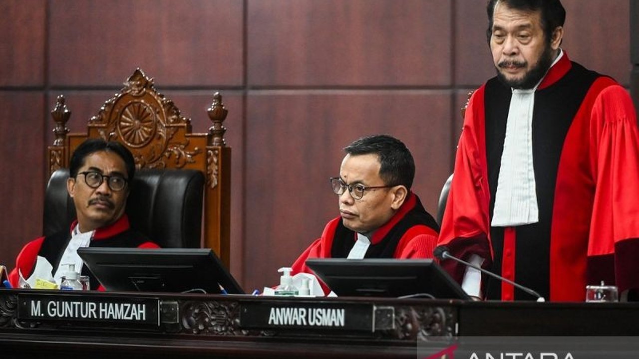 MK akan putuskan sengketa Pilkada, kecelakaan pesawat dan helikopter terjadi di Washington DC, sistem PPDB berganti, Presiden ingatkan Jenderal, dan TNI AL terima kapal baru dari Italia.