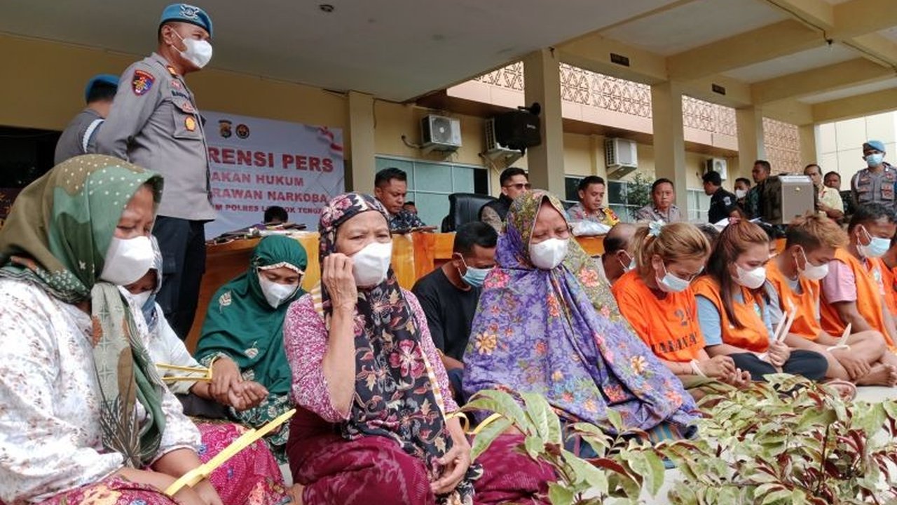 Polda NTB, Polres Lombok Tengah, dan TNI menangkap delapan emak-emak serta 17 pria yang diduga terlibat penyalahgunaan narkoba di Desa Beleka Daye, Lombok Tengah, dengan barang bukti sabu, senjata tajam, dan uang tunai.