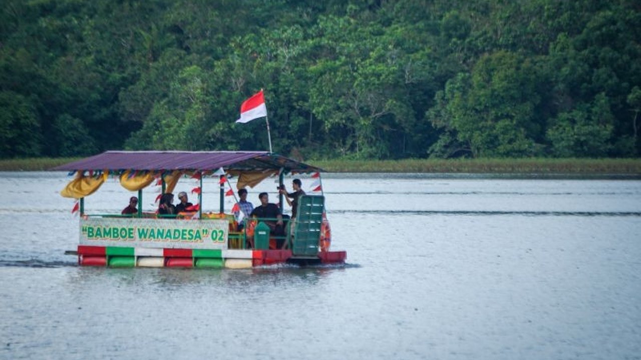 Dari lahan terbengkalai di Balikpapan, Bamboe Wanadesa kini menjadi destinasi ekowisata yang sukses berkat gotong royong warga dan memberikan dampak ekonomi positif, bahkan mendapat kunjungan Presiden Jokowi.
