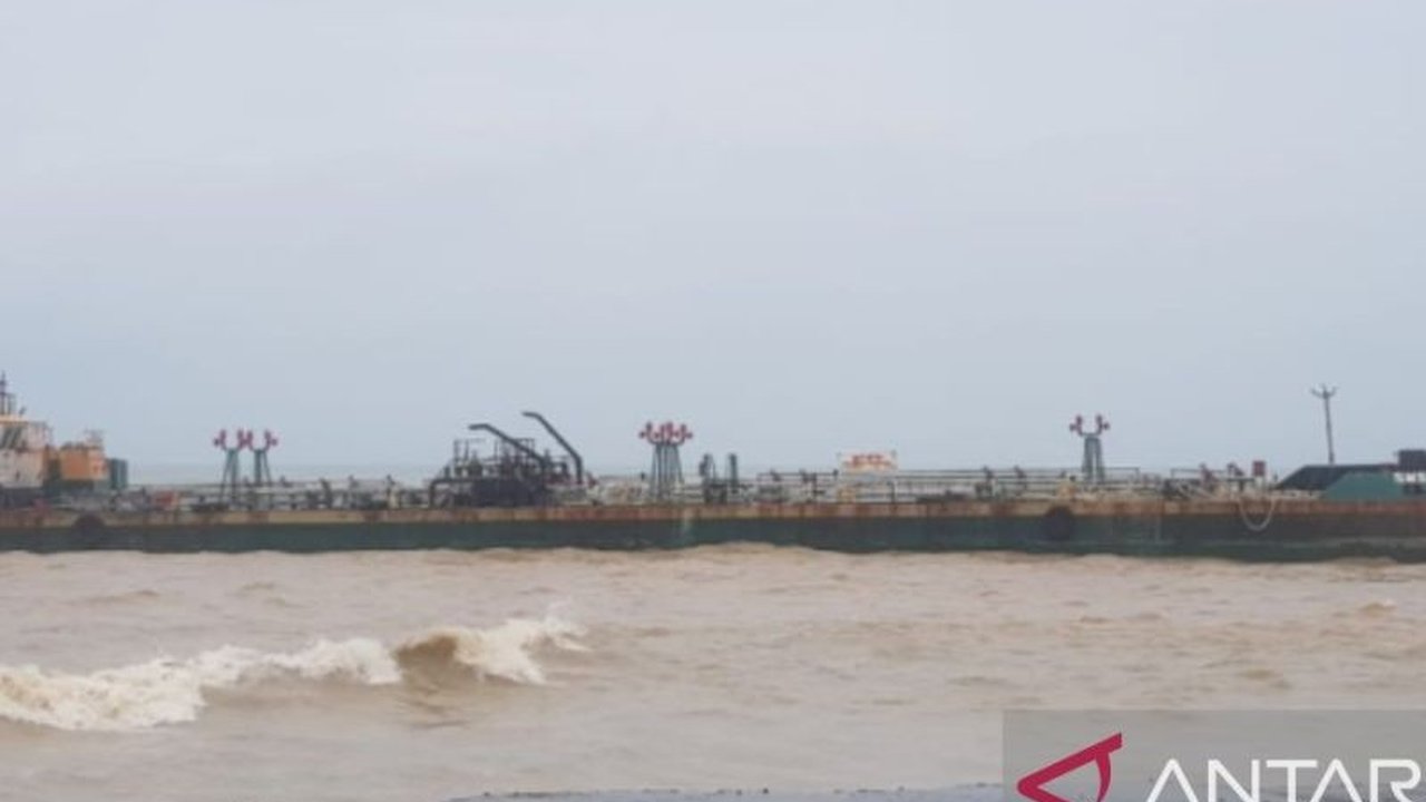 Tim gabungan berhasil mengevakuasi enam Anak Buah Kapal (ABK) dari kapal tanker OB SMS 303 yang terdampar di perairan Pasean, Pamekasan, Jawa Timur, setelah kapal tersebut terseret cuaca buruk.