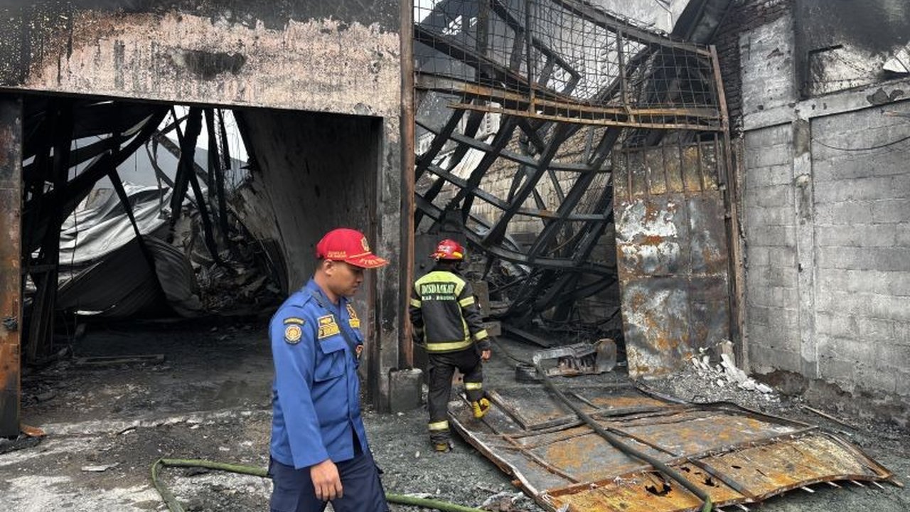 Kebakaran hebat di tiga pabrik tekstil di Margaasih, Kabupaten Bandung, berhasil dipadamkan setelah 13 jam, tanpa menimbulkan korban jiwa, meski petugas sempat menghadapi kendala material mudah terbakar.