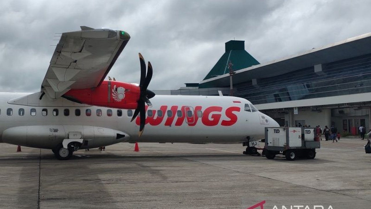 Hujan deras dan angin kencang di Kupang, NTT pada Jumat pagi memaksa Batik Air (Jakarta-Kupang) dan Wings Air (Waingapu-Kupang) mendarat darurat di Makassar dan Maumere.