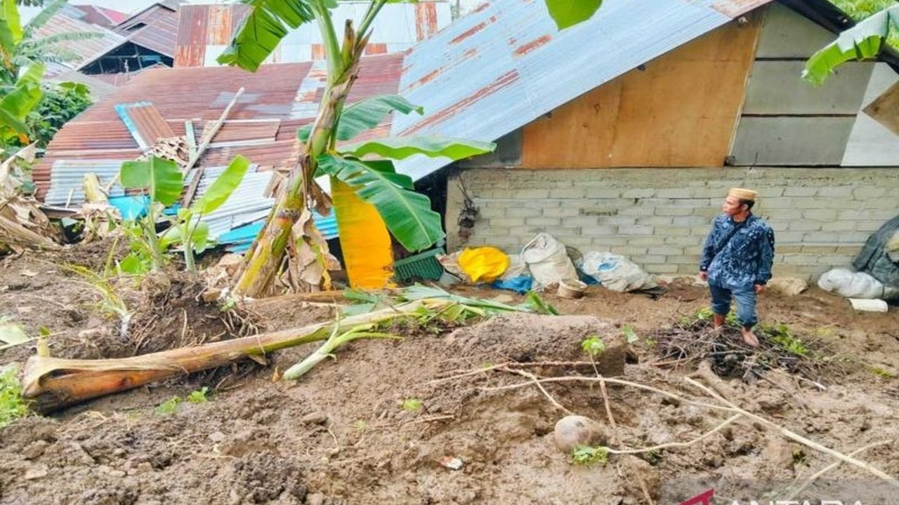 Longsor di Gorontalo Utara pada Jumat dini hari merusak satu rumah dan mengancam permukiman warga lainnya, akibat hujan deras yang memicu tanah longsor dari bukit di belakang permukiman.