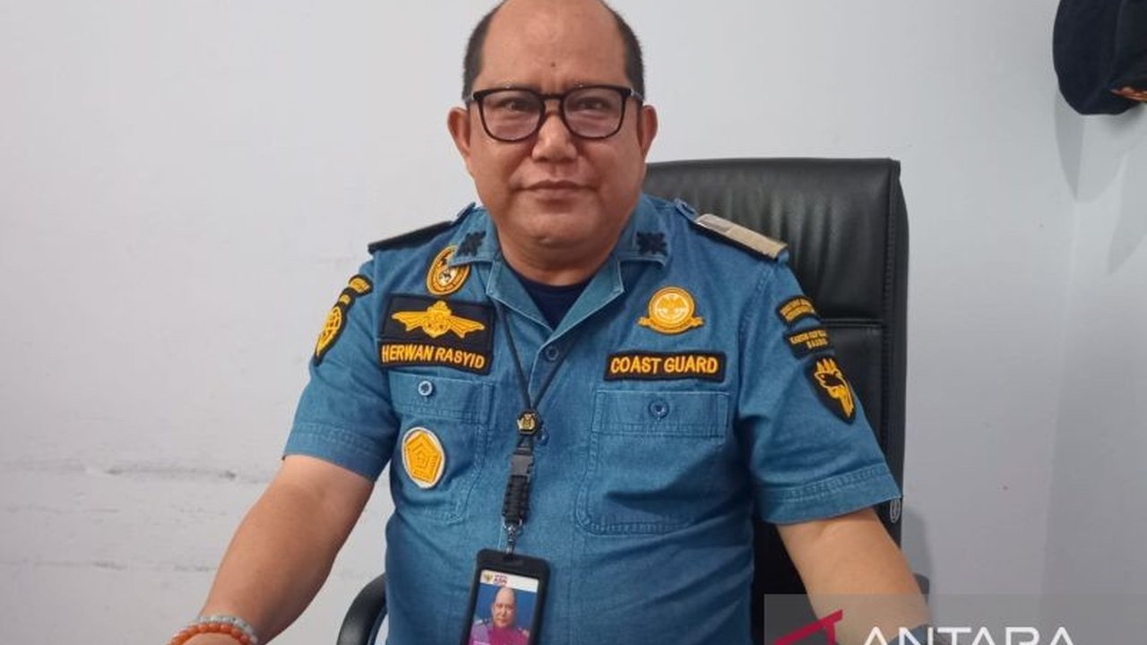 Pelabuhan Murhum, Baubau, Sulawesi Tenggara, mencatat total bongkar muat kontainer mencapai 293.806 ton di tahun 2024, dengan peningkatan aktivitas muat meskipun aktivitas bongkar mengalami penurunan dibandingkan tahun sebelumnya.