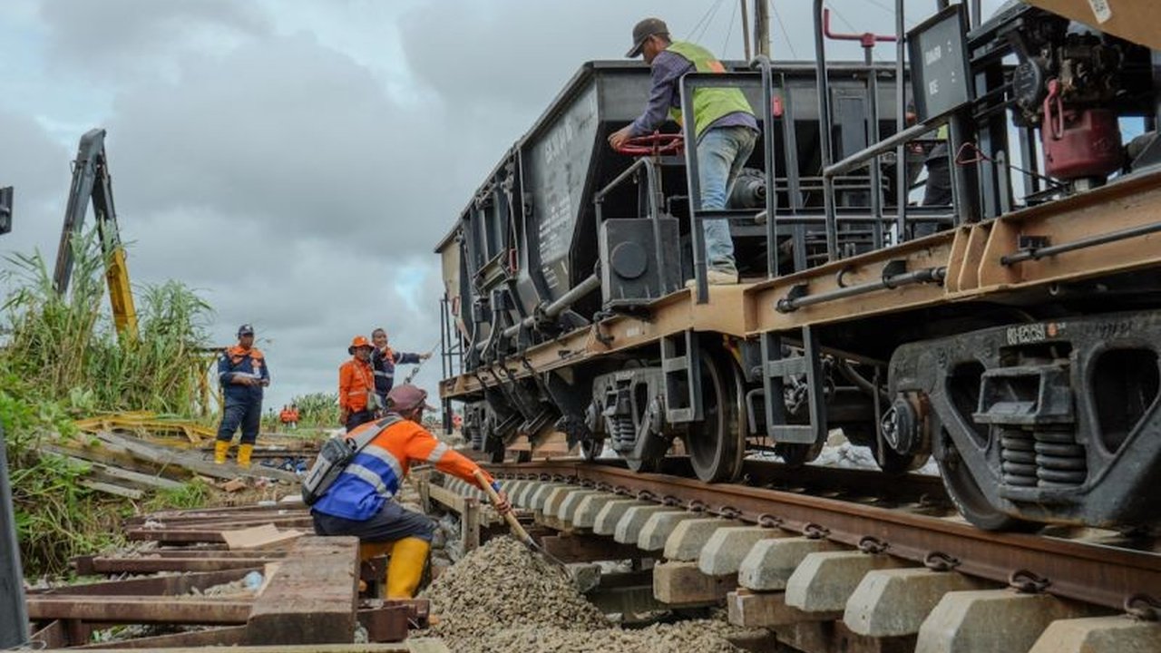 PT KAI tengah berjuang keras memperbaiki jalur kereta di Grobogan, Jawa Tengah, yang terdampak banjir, dengan target penyelesaian pada 5 Februari 2025 dan menerapkan rekayasa perjalanan kereta api sementara.