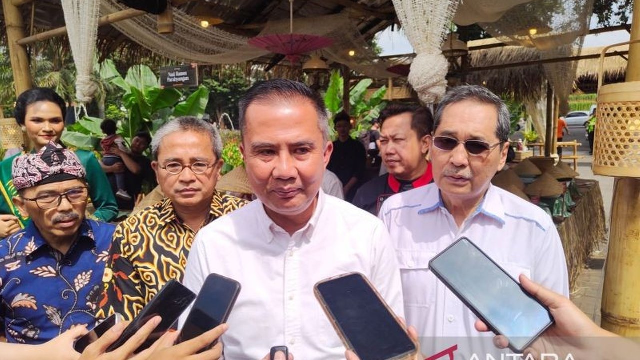 Penjabat Gubernur Jabar, Bey Triadi Machmudin, minta OPD detailkan rencana efisiensi anggaran hingga Rp4 triliun untuk APBD 2025,  dengan prioritas realokasi ke perbaikan jalan, elektrifikasi, dan pembangunan ruang kelas baru, tanpa mengorbankan efektivit