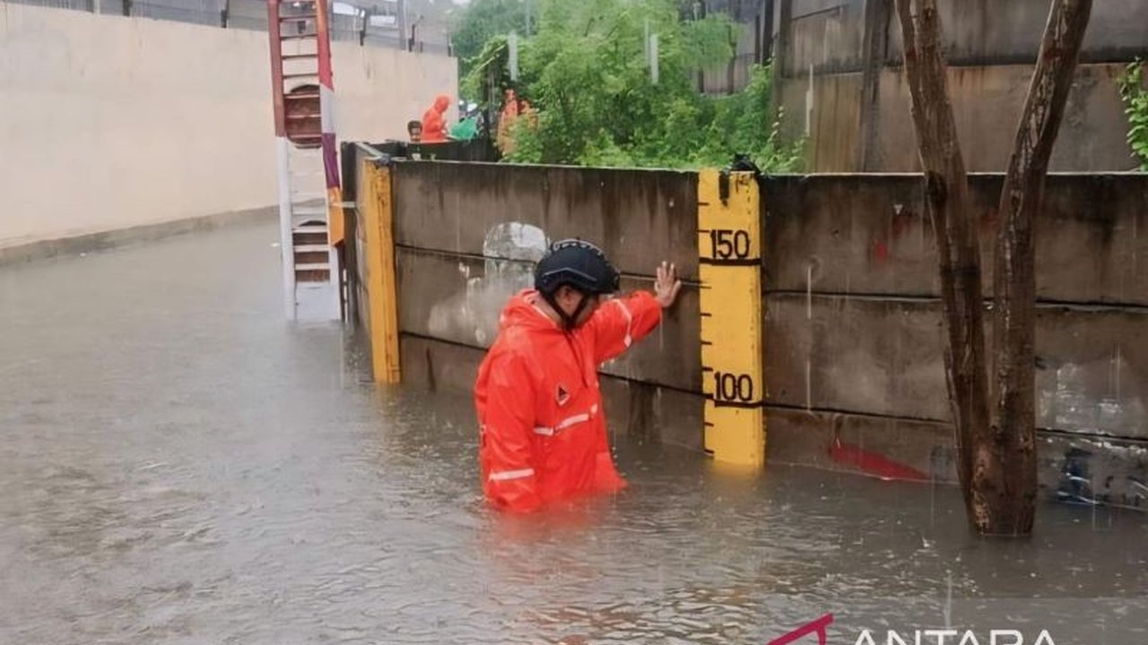 Pemkot Jakarta Timur mendistribusikan 1.600 boks makanan dan 1.600 botol air mineral kepada warga terdampak banjir di Kampung Melayu dan Bidara Cina, Jatinegara, setelah banjir surut pada Jumat, 31 Januari 2024.