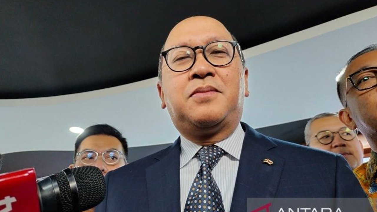 Menteri Investasi, Rosan Roeslani, gencar mempromosikan peluang investasi jangka panjang di Ibu Kota Nusantara (IKN) kepada investor asing, didukung oleh pembangunan infrastruktur dan pembentukan komunitas di IKN.