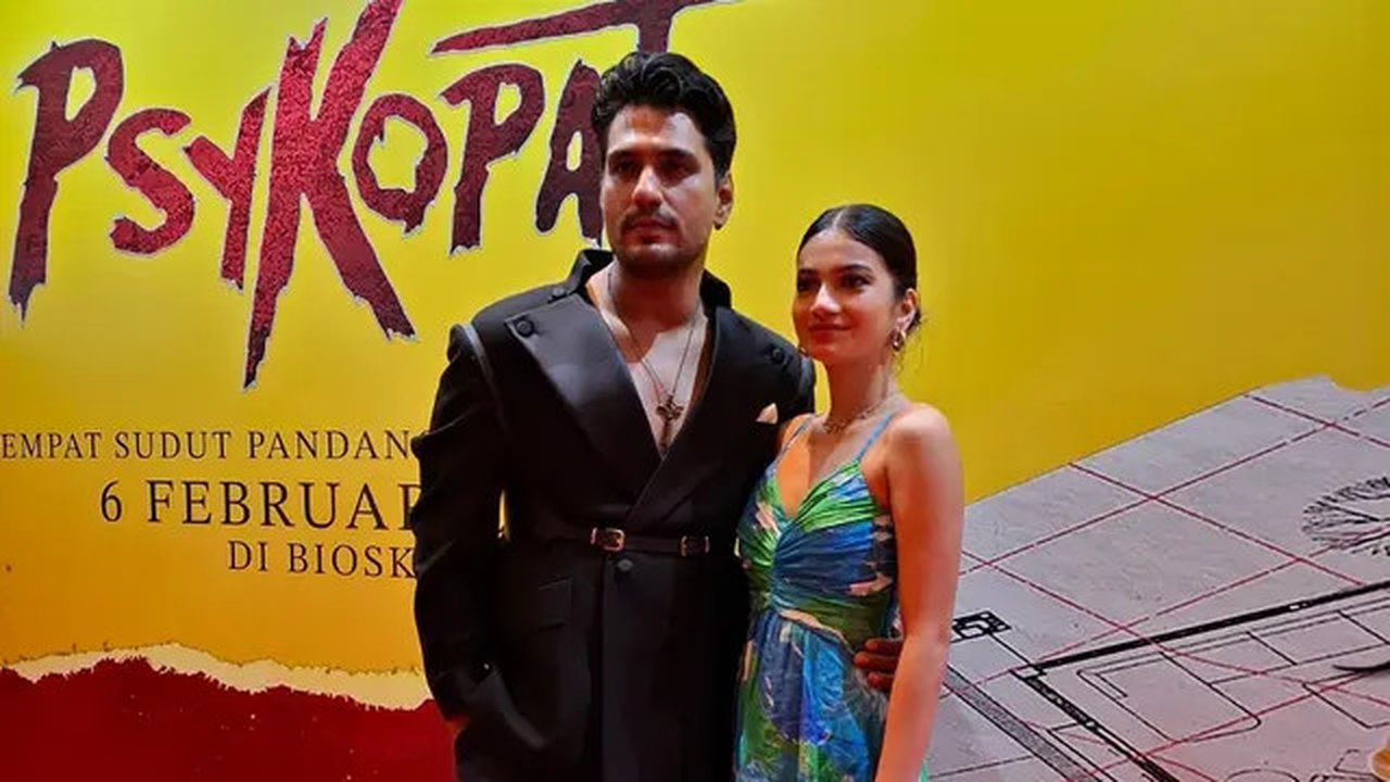 Menghadiri gala premiere film Psykopat, Cornelio Sunny didampingi Ratu Sofya. Hubungan keduanya menghangat setelah dikabarkan kawin lari. Benarkah? (Foto: Wayan Diananto)