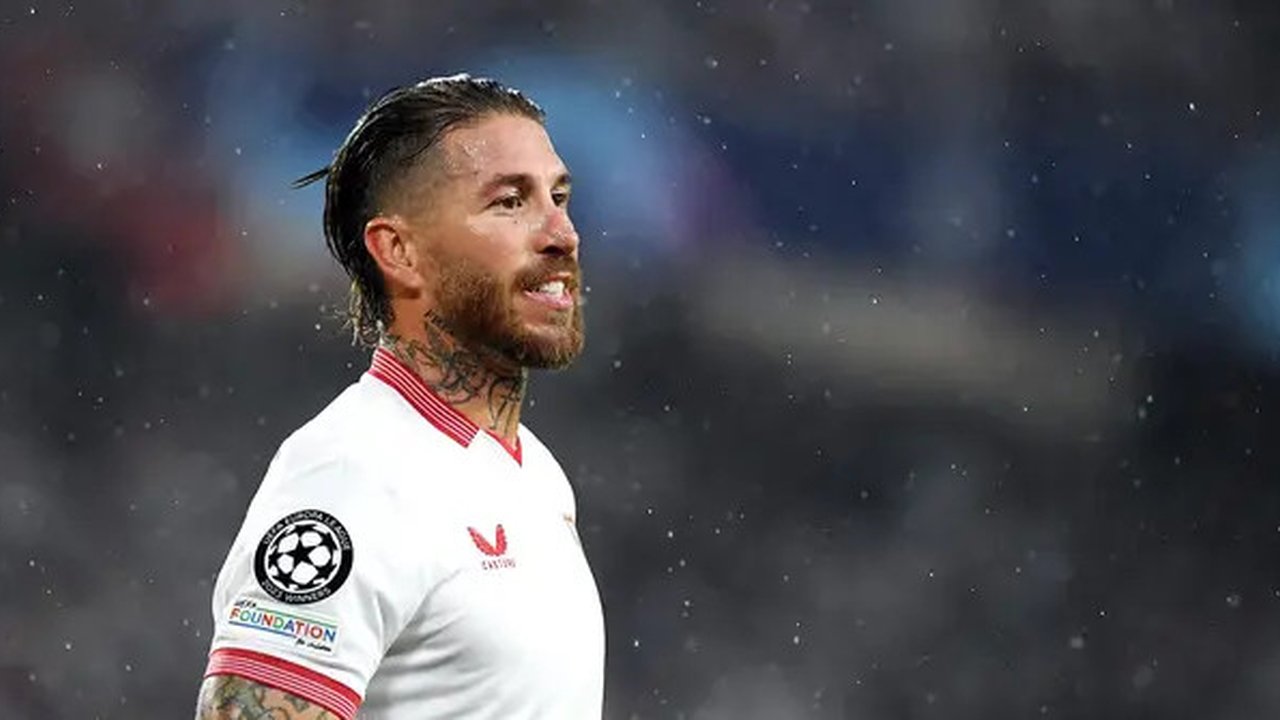 Pemain Sevilla, Sergio Ramos, saat melawan Arsenal pada laga Liga Champions di Stadion Ramon Sanchez Pizjuan, Rabu (25/10/2023). (AFP/Jorge Guerrero)