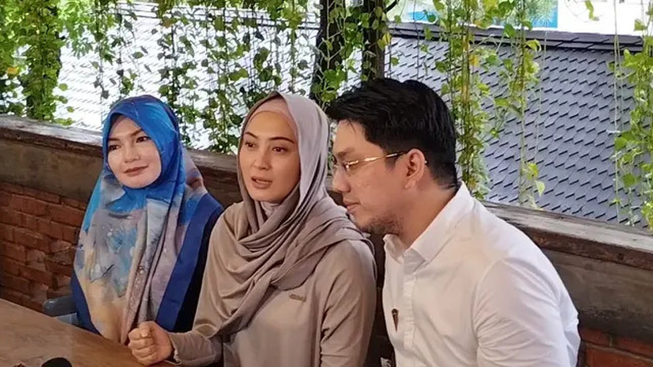 Della Puspita dan Arman Wosi jadi korban dugaan penipuan perusahaan travel umrah, milik temannya berinisial A. Batal umrah, uang mereka belum kembali.
