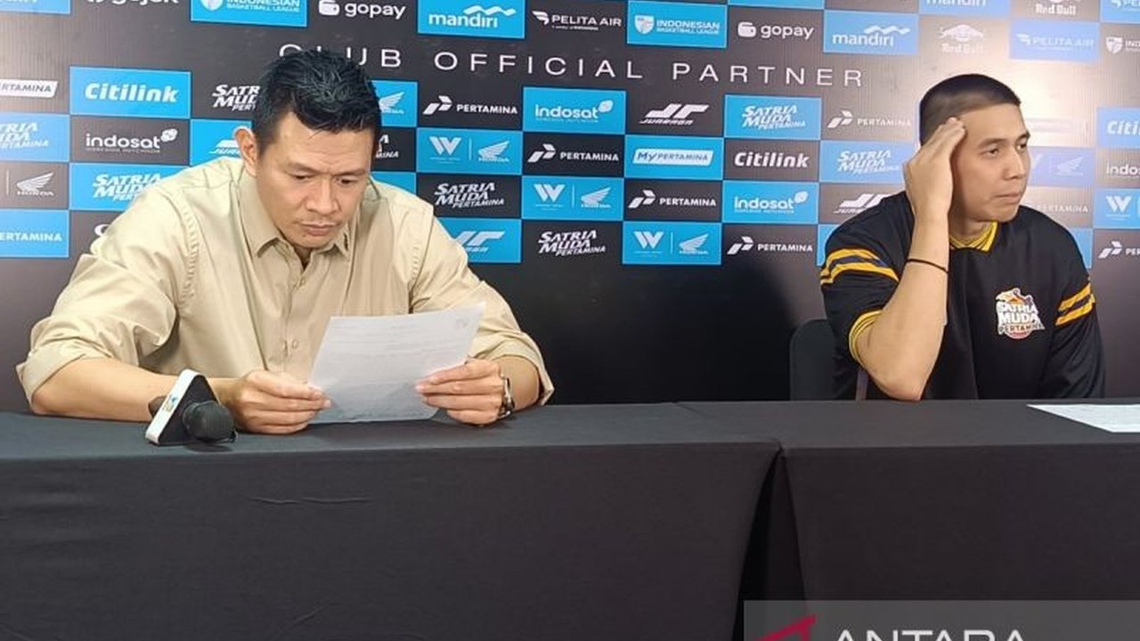 Satria Muda Pertamina Jakarta berhasil menang atas Hangtuah Jakarta dengan skor 85-72 pada pertandingan IBL 2025, meskipun sempat lengah di kuarter kedua, tetapi berhasil bangkit di kuarter selanjutnya.