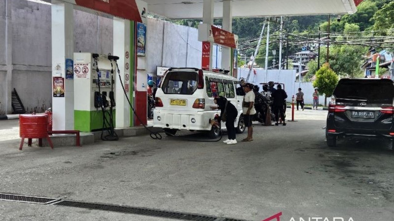 Pemerintah Kota Jayapura memberlakukan aturan jam pengisian BBM jenis solar di SPBU untuk mengurangi kemacetan, membagi waktu pengisian untuk berbagai jenis kendaraan mulai Desember 2024.