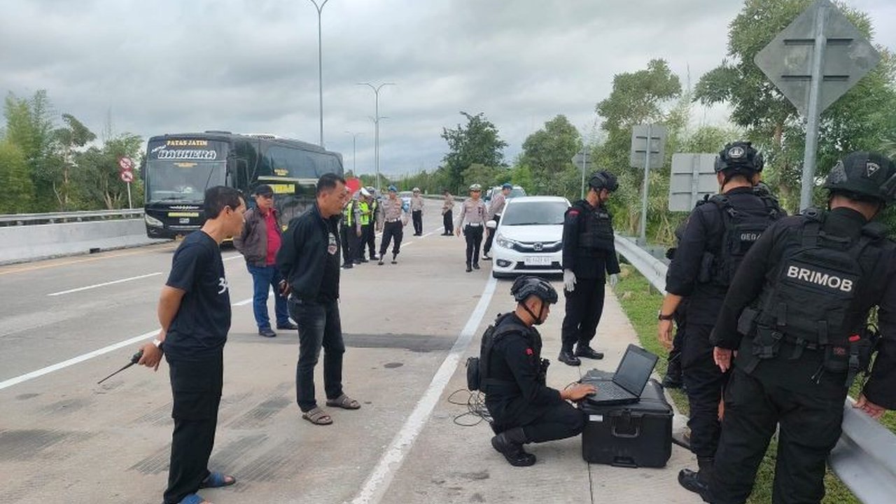 Polisi Madiun memeriksa seorang pria asal Banyuwangi dan seorang saksi terkait penemuan paket berisi 4 petasan seberat 10 kg di Exit Tol Madiun; penyelidikan masih berlanjut untuk mengungkap motifnya.