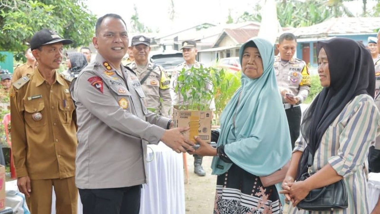 Polres Serdang Bedagai mendistribusikan 2000 bibit cabai di Desa Suka Sari, Serdang Bedagai, Sumatera Utara, guna mendukung ketahanan pangan dan mengajak masyarakat bercocok tanam.